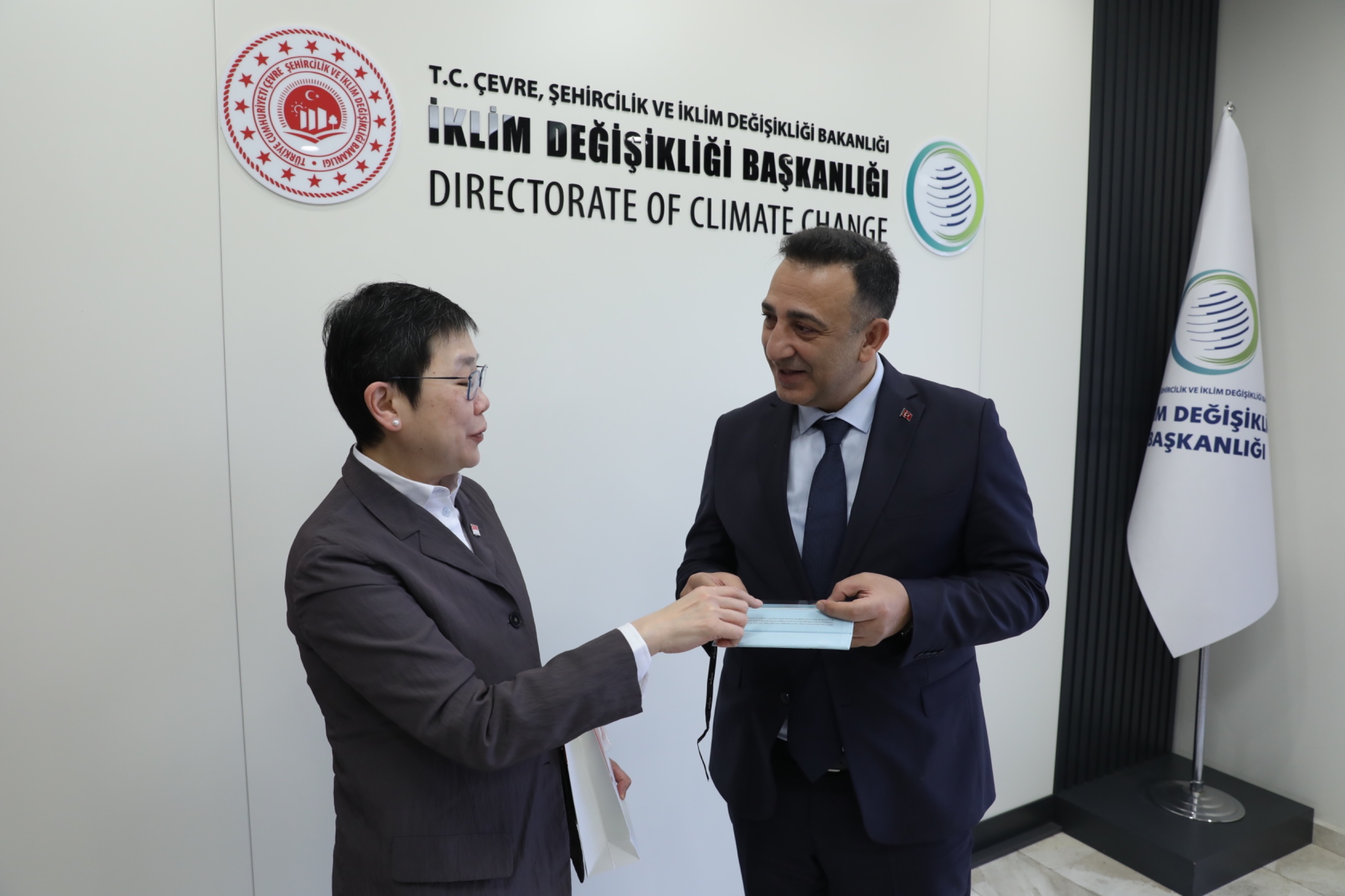 Director of Climate Change Hasar Meets with Singaporean Ambassador Kok Li Peng