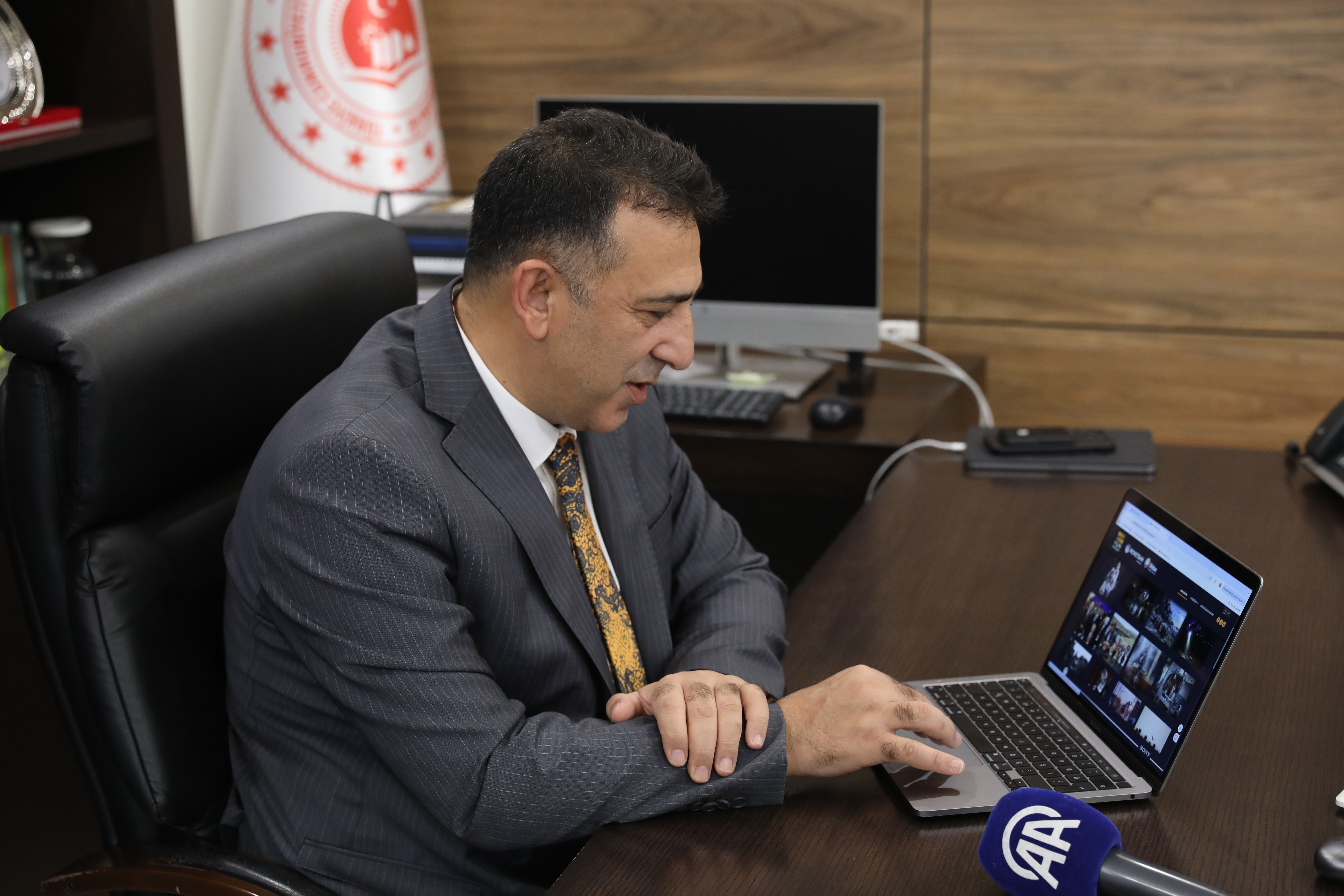 Hasar, Director of Climate Change, Takes Part in AA’s “Photos of the Year” Voting