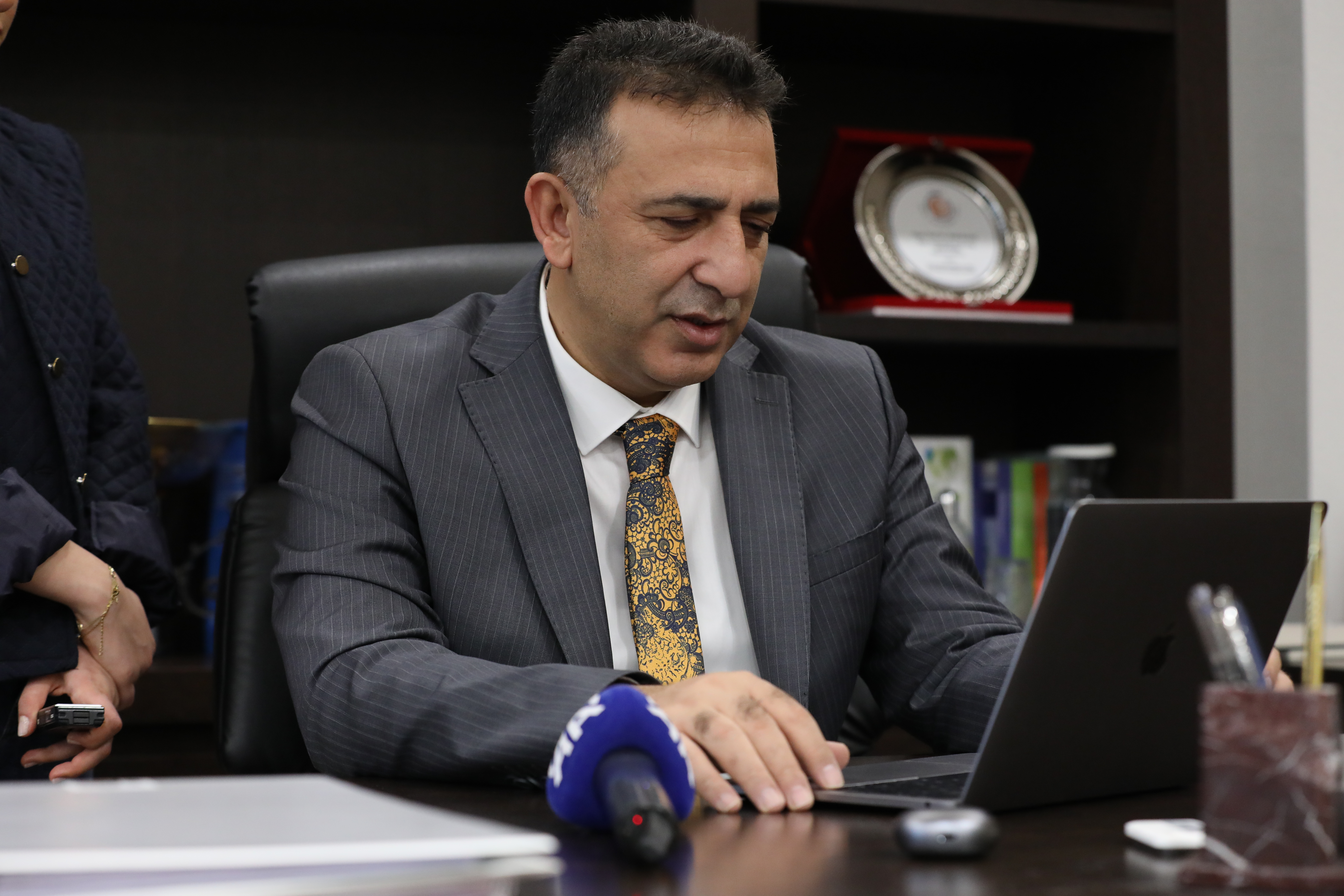 Hasar, Director of Climate Change, Takes Part in AA’s “Photos of the Year” Voting