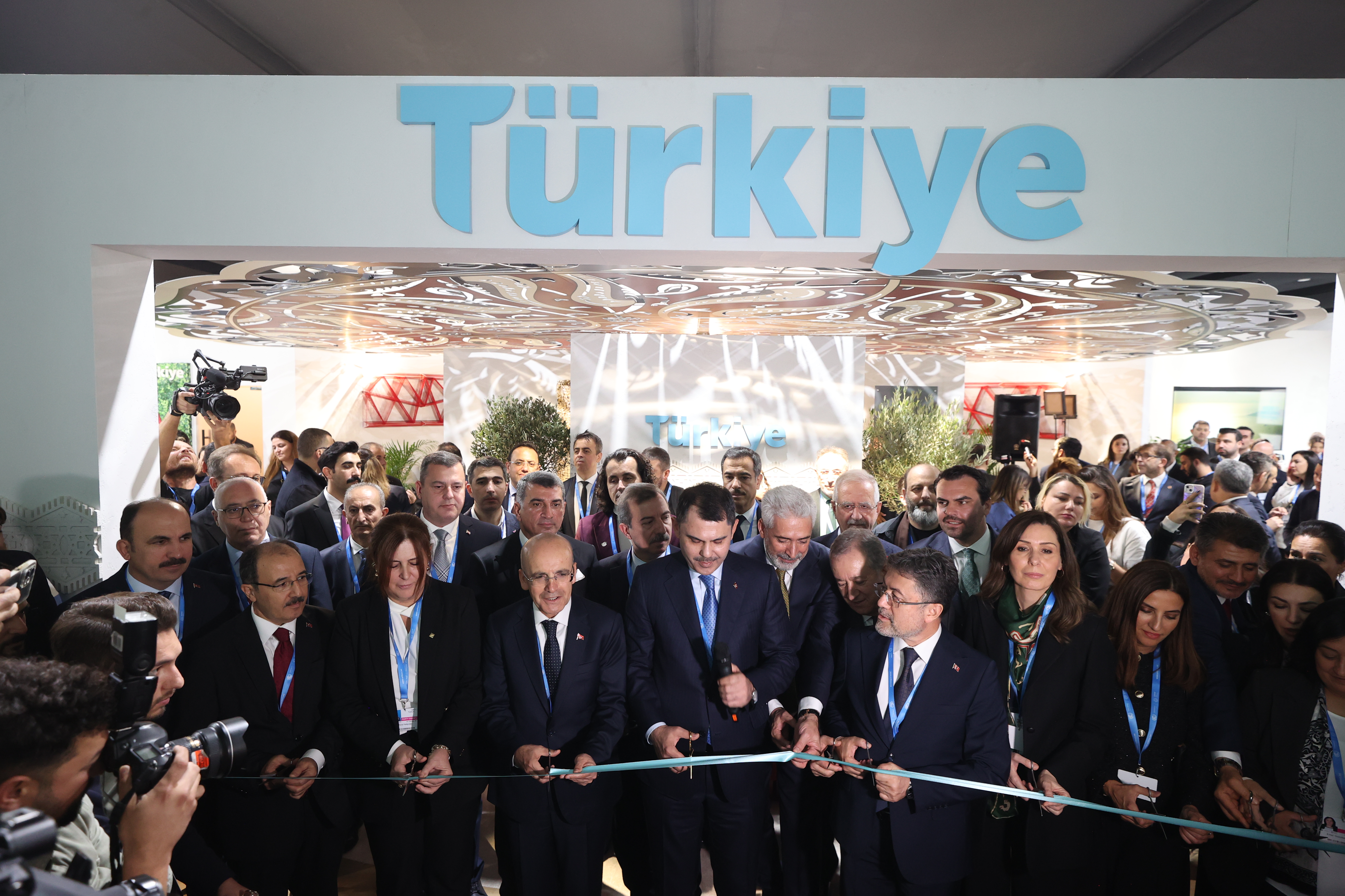 BAKAN MURAT KURUM, COP29’DA KURULAN TÜRKİYE STANDININ AÇILIŞINI GERÇEKLEŞTİRDİ