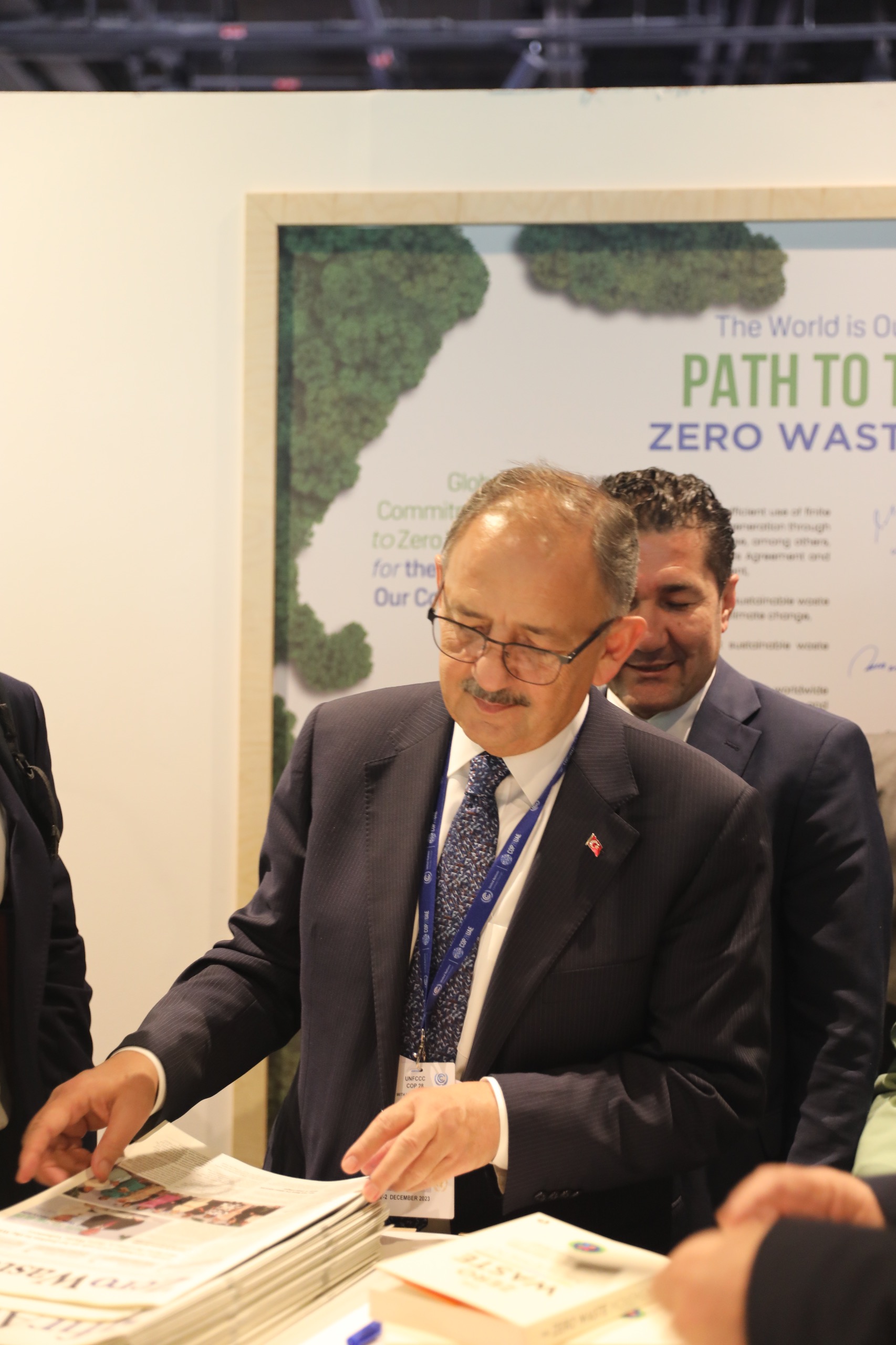 Bakanımız Sayın Mehmet Özhaseki COP28'de Çevre, Şehircilik ve İklim Değişikliği Bakanlığı standını ziyaret etti.