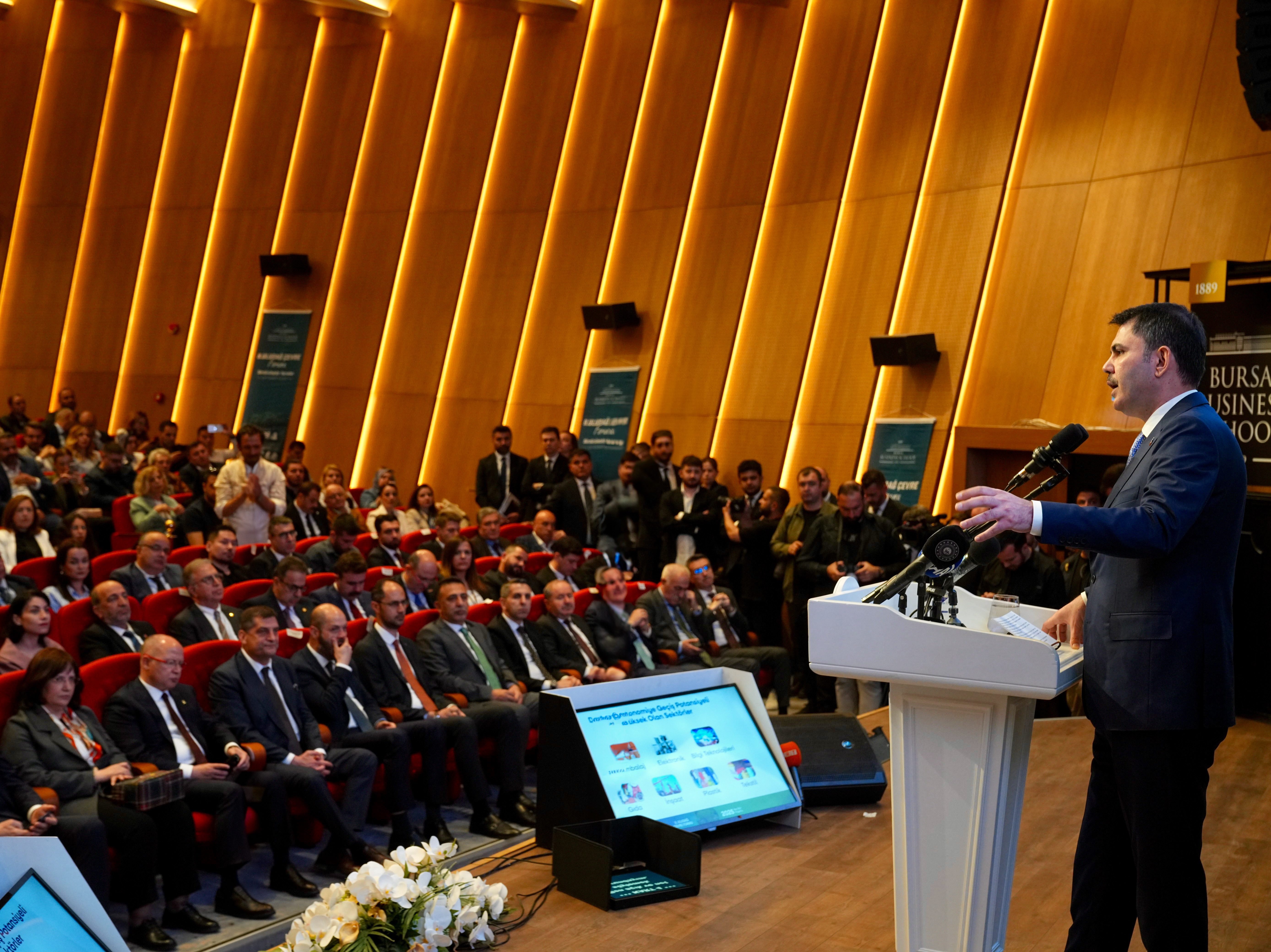 Çevre, Şehircilik ve İklim Değişikliği Bakanı Kurum, ‘II. Uludağ Çevre Forumu’na katıldı