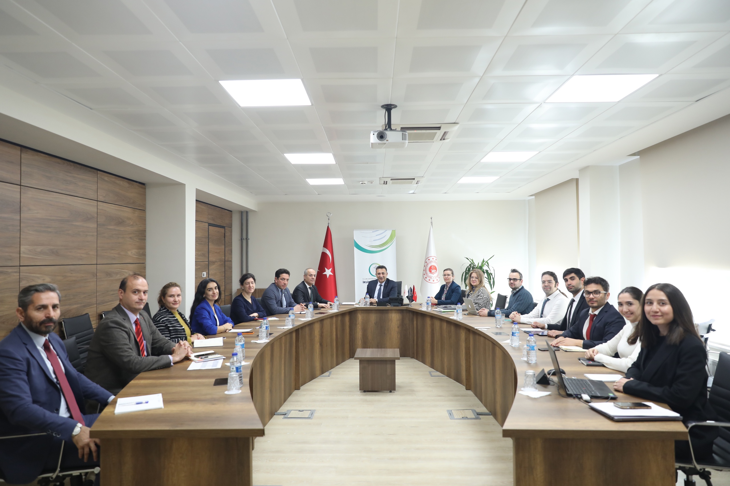 İklim Değişikliği Başkanı Prof. Dr. Halil Hasar, COP29 öncesinde İklim Değişikliği Başkanlığı ilgili birimleri ile ülkemizin müzakere konu başlıklarının ve çalışmalarının ayrıntılarıyla değerlendirildiği bir toplantı gerçekleştirdi.