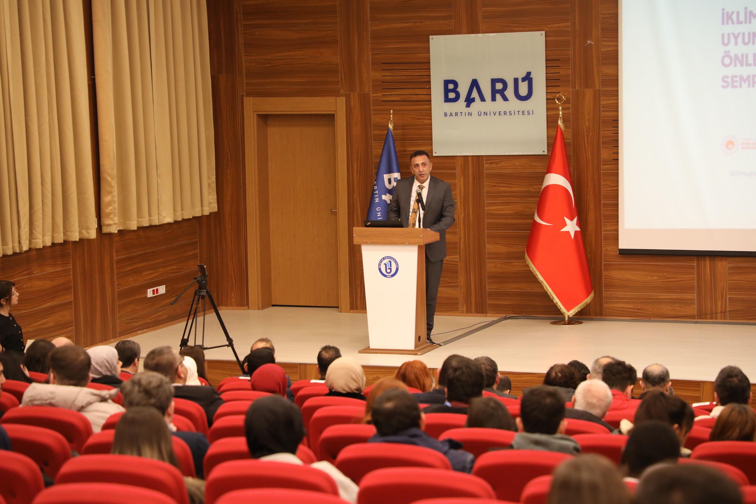 İklim Değişikliği Başkanı Prof. Dr. Halil Hasar ‘İklim Dayanıklılığı Uyum Stratejileri ve Önlemler Sempozyumu’na katıldı