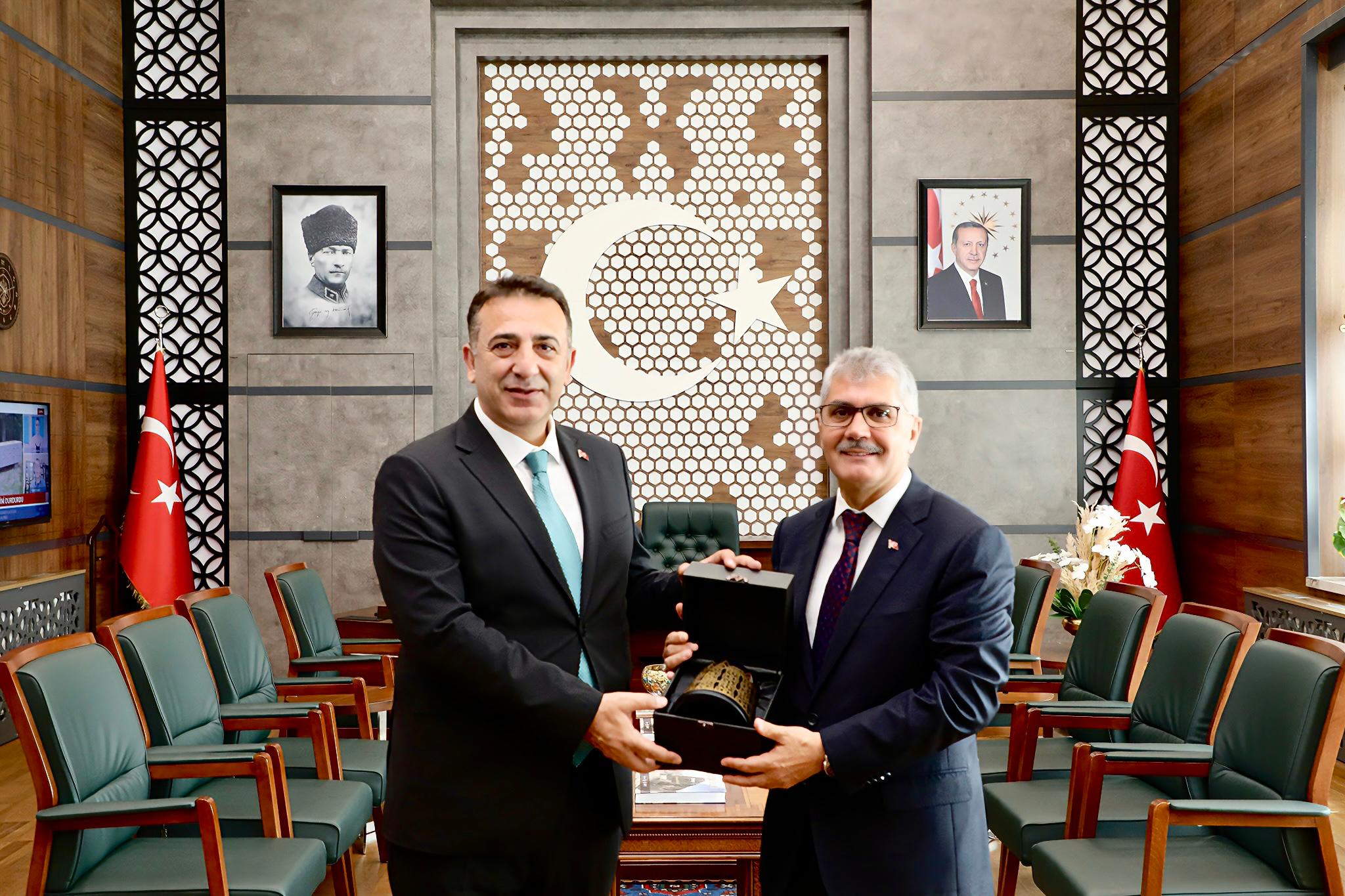 İklim Değişikliği Başkanı Hasar, Niğde Valisi Cahit Çelik’i makamında ziyaret etti