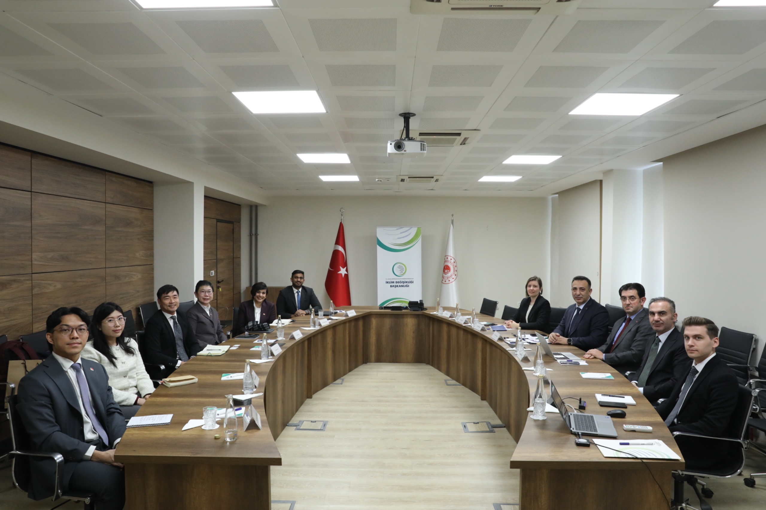 İklim Değişikliği Başkanı Hasar, Singapur Büyükelçisi Kok Li Peng ile bir araya geldi