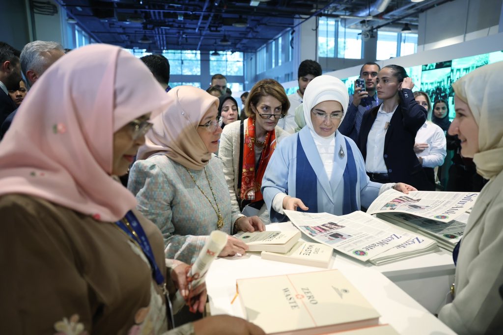 Sayın Emine Erdoğan Birleşmiş Milletler İklim Değişikliği Çerçeve Sözleşmesi Taraflar Konferansı vesilesiyle Dubai Expo City’de Bakanlığımızın stant alanını ziyaret etti.