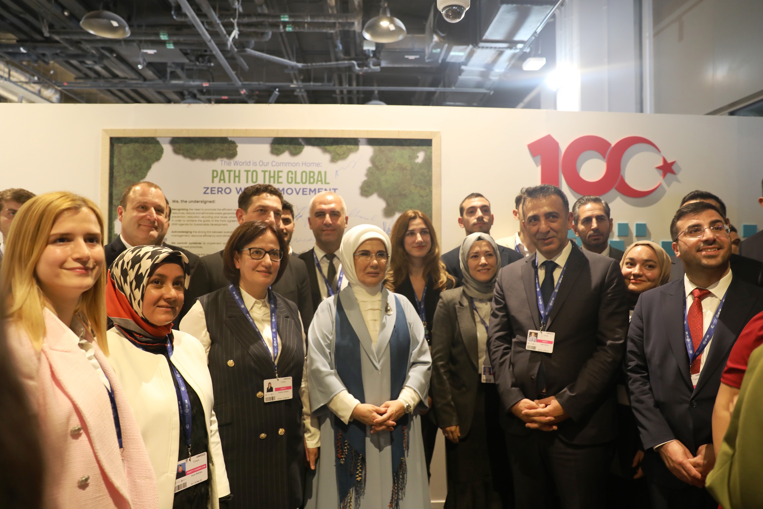 Sayın Emine Erdoğan Birleşmiş Milletler İklim Değişikliği Çerçeve Sözleşmesi Taraflar Konferansı vesilesiyle Dubai Expo City’de Bakanlığımızın stant alanını ziyaret etti.
